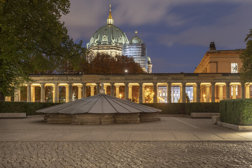 Deutschland, Berlin, Blick auf den beleuchteten Berliner Dom - TAMF01420