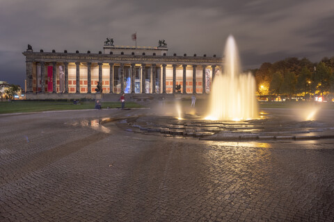 Deutschland, Berlin, Blick auf beleuchtetes Altes Museum, lizenzfreies Stockfoto