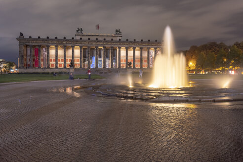Deutschland, Berlin, Blick auf beleuchtetes Altes Museum - TAM01421