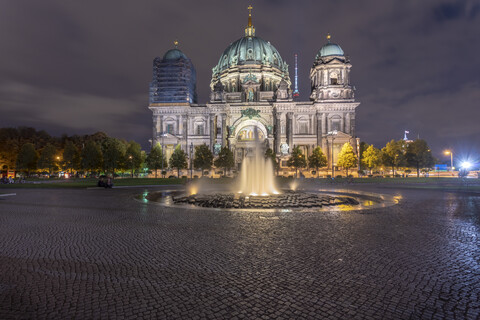 Deutschland, Berlin, Blick auf den beleuchteten Berliner Dom, lizenzfreies Stockfoto