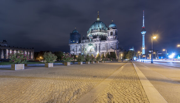 Deutschland, Berlin, Blick auf den beleuchteten Berliner Dom und den Fernsehturm - TAMF01423