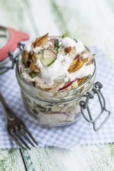 Glas Bratkartoffelsalat mit Gurke, rotem Rettich, Frühlingszwiebeln und Mayonnaise-Joghurt-Dressing - STBF00315