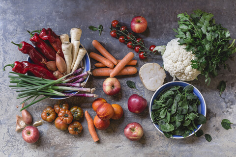 Frisches Gemüse und Obst vom Wochenmarkt, lizenzfreies Stockfoto