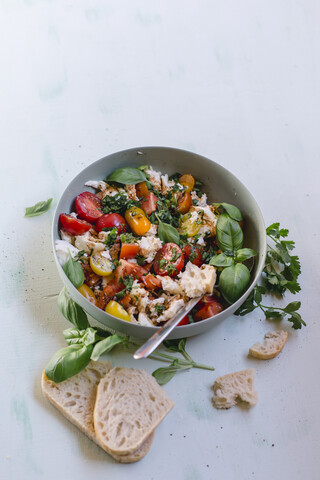 Schale mit Mozzarella, Tomaten und Basilikum mit Balsamico-Essig, Olivenöl und Ciabatta, lizenzfreies Stockfoto