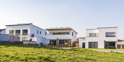 Deutschland, Nürtingen, moderne Einfamilienhäuser mit Solardach - WDF05265