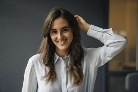 Porträt einer glücklichen jungen Geschäftsfrau, lizenzfreies Stockfoto