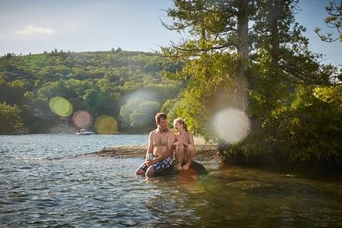 Vater und Tochter entspannen sich am See, lizenzfreies Stockfoto