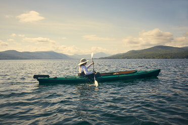 Frau paddelt Kajak, Adirondacks, Lake George, New York, Vereinigte Staaten - ISF21283