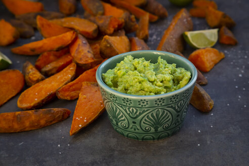 Süßkartoffelspalten mit Avocado-Dip und Fleur de Sel - LVF08014