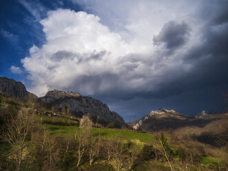 Spanien, Asturien, Kantabrisches Gebirge, Berglandschaft mit Wolken - LAF02299