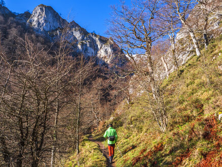 Spanien, Asturien, Kantabrisches Gebirge, älterer Mann auf Wandertour - LAF02300