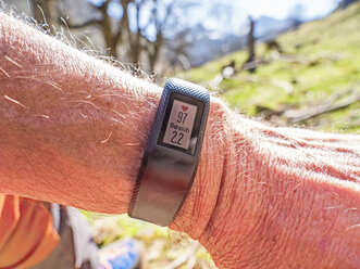 Smartwatch mit Daten am Handgelenk eines Wanderers - LAF02306