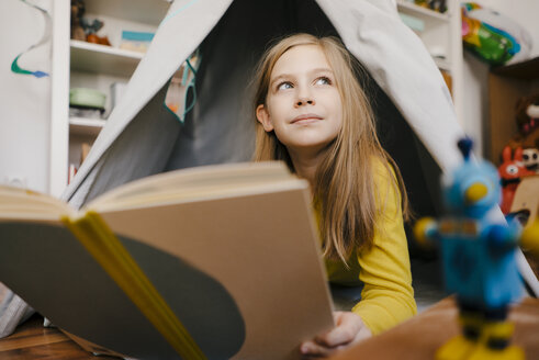 Mädchen zu Hause beim Lesen eines Buches im Kinderzimmer - KNSF05843