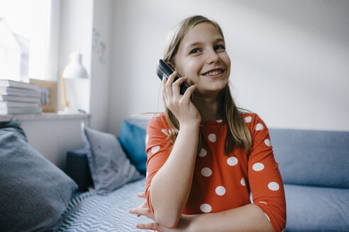 Glückliches Mädchen am Telefon zu Hause - KNSF05882