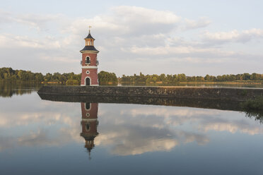 Deutschland, Sachsen, Schloss Moritzburg am Abend - ASCF01007