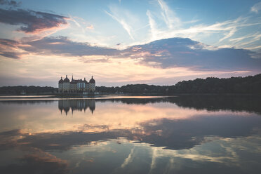 Deutschland, Sachsen, Schloss Moritzburg am Schlossteich am Abend - ASCF01009