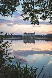 Deutschland, Sachsen, Schloss Moritzburg am Schlossteich am Abend - ASCF01011