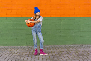 Junges Mädchen mit Basketball - ERRF01226