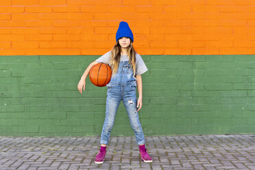 Junges Mädchen mit Basketball - ERRF01227