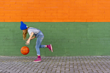 Junges Mädchen spielt Basketball, dribbelt - ERRF01235