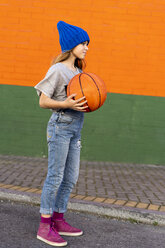 Junges Mädchen mit Basketball - ERRF01238