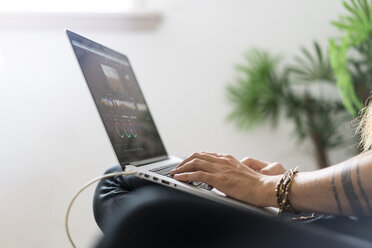 Männerhand bei der Arbeit am Laptop, Nahaufnahme - AFVF02931