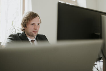 Businessman using computer at desk in office - AHSF00325