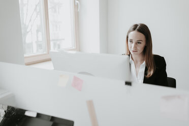 Junge Frau am Computer am Schreibtisch im Büro - AHSF00333