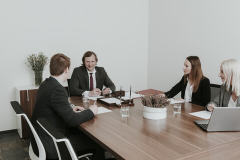 Geschäftsleute bei einem Treffen im Konferenzraum, lizenzfreies Stockfoto