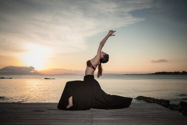 Frau übt Yoga am Meer - CUF50666