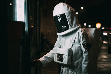 Astronaut öffnet Tür zum nächtlichen Einkaufen - CUF50687