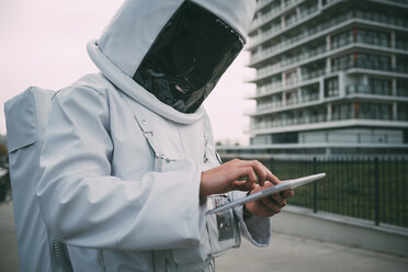 Astronaut benutzt digitale Tafel in der Stadt - CUF50689