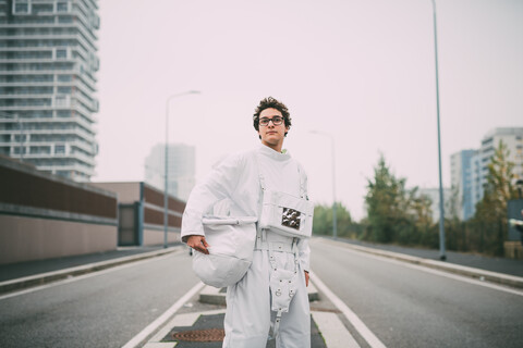 Astronaut in der Mitte der Straße, lizenzfreies Stockfoto