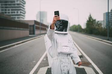 Astronaut macht Selfie mitten auf der Straße - CUF50698