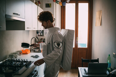 Astronaut beim Kochen in der Küche - CUF50702