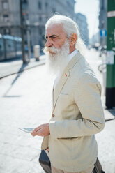 Älterer Geschäftsmann, der die Stadt erkundet, Mailand, Lombardei, Italien - CUF50752