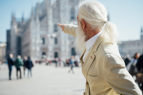 Älterer Geschäftsmann erkundet die Stadt, Mailänder Dom im Hintergrund, Mailand, Lombardei, Italien - CUF50759