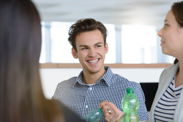 Diskussion unter Kollegen im Büro - CUF50770