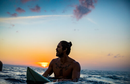 Surfer gleitet im Meer bei Sonnenuntergang, Pagudpud, Ilocos Norte, Philippinen - CUF50872