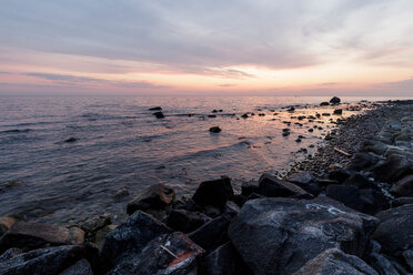 Meereslandschaft mit felsigem Strand bei Sonnenuntergang, Nationalpark Jasmund, Sassnitz, Rügen, Mecklenburg-Vorpommern, Deutschland - CUF50929