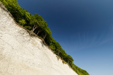 Landschaft mit Kreidefelsen und blauem Himmel, niedriger Winkel, Nationalpark Jasmund, Sassnitz, Rügen, Mecklenburg-Vorpommern, Deutschland - CUF50930