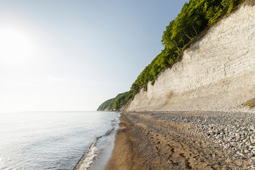 Landschaft mit Strand und Kreidefelsen, Nationalpark Jasmund, Sassnitz, Rügen, Mecklenburg-Vorpommern, Deutschland - CUF50931