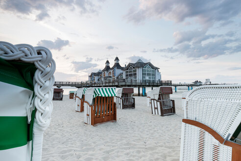 Traditionelle Strandkörbe und Seebrücke, Sellin, Rügen, Mecklenburg-Vorpommern, Deutschland - CUF50932