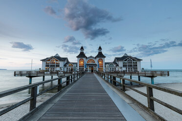 Traditionelle Seebrücke in der Abenddämmerung, Seitenansicht, Sellin, Rügen, Mecklenburg-Vorpommern, Deutschland - CUF50933