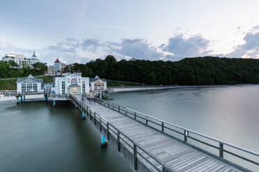 Traditional pier and coast, Sellin, Rugen, Mecklenburg-Vorpommern, Germany - CUF50934