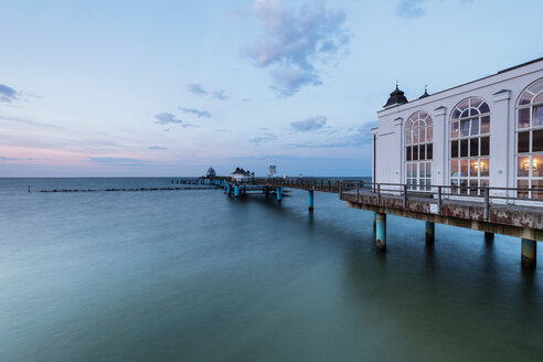 Traditionelle Seebrücke in der Abenddämmerung, Seitenansicht, Sellin, Rügen, Mecklenburg-Vorpommern, Deutschland - CUF50935