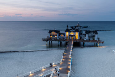 Traditionelle Seebrücke bei Sonnenuntergang beleuchtet, Blick von oben, Sellin, Rügen, Mecklenburg-Vorpommern, Deutschland - CUF50936