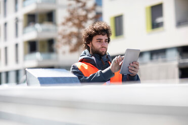 Mann benutzt digitales Tablet auf der Straße - CUF50944