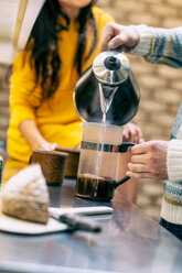 Hipster-Paar trinkt Kaffee und unterhält sich in der Küche - CUF50984