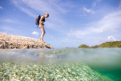 Frau erkundet das Meer, Insel Ginto, Linapacan, Philippinen, lizenzfreies Stockfoto